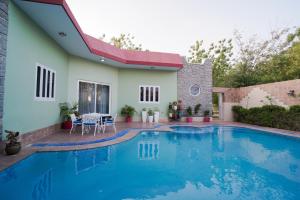 Woodlands Cottage - Luxury stay في جودبور: حمام سباحة أمام منزل