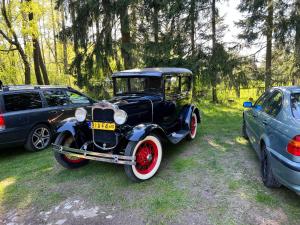 an old black car parked next to two cars at Apartamet Gabriel in Tykocin