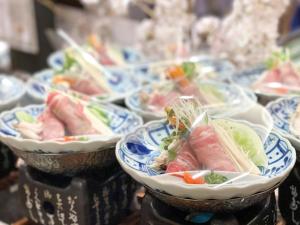 un gruppo di ciotole di cibo su un tavolo di Hotel Fuji a Fuefuki