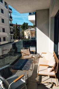 balcón con sillas y vistas a un edificio en The Impressive Apartment, en Trebinje