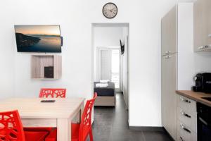 墨西拿的住宿－Aparthotel Ganzirri Messina，厨房以及带桌椅的用餐室。