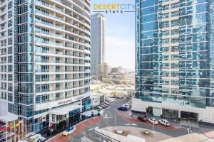 Vista generica su Dubai o vista sulla città dall'interno dell'appartamento