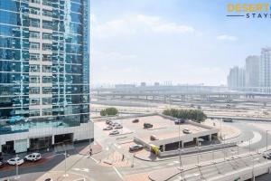 un rendering di un incrocio cittadino con un grande edificio di Fully Furnished 1 Bed in JLT, Hosted by Desert City Stays a Dubai