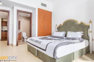 una camera da letto con un letto grande e un bagno di Fully Furnished 1 Bed in JLT, Hosted by Desert City Stays a Dubai