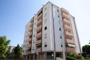 Το κτήριο όπου στεγάζεται  το διαμέρισμα