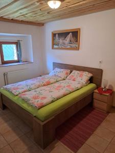 un dormitorio con una cama en una habitación con en Apartment Zatrnik, en Bled