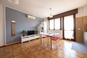 una cucina e un soggiorno con tavolo e sedie di Casa Alba a Padova