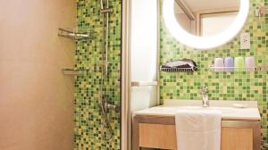墾丁的住宿－福容徠旅 墾丁，浴室配有盥洗盆和带镜子的淋浴