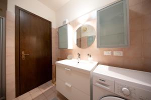 bagno con lavandino e specchio di Casa Alba a Padova