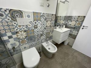 La salle de bains est pourvue de toilettes et d'un lavabo. dans l'établissement Marè Diamante 2, à Diamante