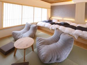 富士酒店客房内的一张或多张床位