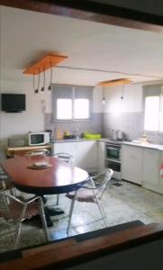 cocina con mesa y sillas en una habitación en Somonte Costa, en Santander