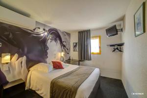 a hotel room with a bed with a painting on the wall at Hôtel The Originals Access, Bourges Nord Saint-Doulchard in Bourges