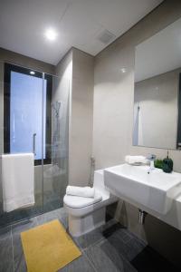 y baño con lavabo, aseo y ducha. en 8 KIA Peng, en Kuala Lumpur