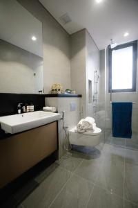 La salle de bains est pourvue d'un lavabo, de toilettes et d'une douche. dans l'établissement 8 KIA Peng, à Kuala Lumpur