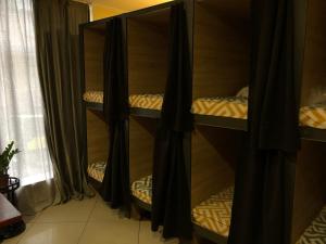 Ce dortoir comprend 3 lits superposés et une fenêtre. dans l'établissement Easy Hostel, à Tchernivtsi