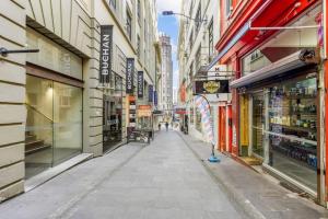 pusta ulica w mieście z budynkami w obiekcie Gorgeous NY Style Loft in CBD - Netflix Wifi w Auckland