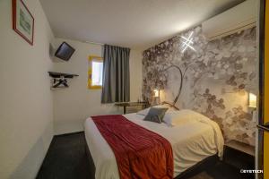 a hotel room with a bed and a wall at Hôtel The Originals Access, Bourges Nord Saint-Doulchard in Bourges