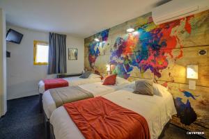 een hotelkamer met drie bedden en een muurschildering bij Hôtel The Originals Access, Bourges Nord Saint-Doulchard in Bourges