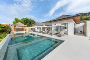 una imagen de una piscina en una casa en Villa Mandra - Beautiful 4 Bedroom Luxury Pool Villa KBR2 en Koh Samui