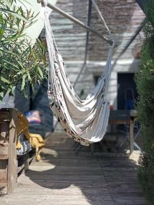 a hammock hanging from a porch with a house at Superbe Villa in Villeneuve