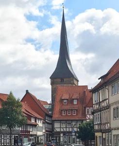 uma igreja com um campanário numa cidade com edifícios em Ferienhaeuschen-Duderstadt em Duderstadt