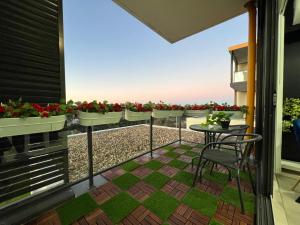 a balcony with a table and chairs on a balcony at Entire One Bedroom Apartment, Penrith in Kingswood