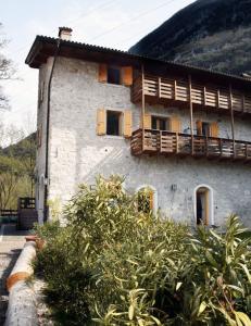 ein Gebäude mit einem Balkon auf der Seite in der Unterkunft Country House Foglie d'erba in Calavino