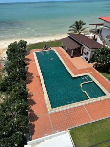 Výhled na bazén z ubytování Khanom Beach Residence 1-bedroom Mountain & Sea View nebo okolí