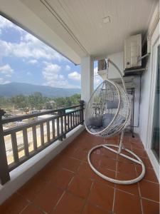 Un balcón o terraza de Khanom Beach Residence 1-bedroom Mountain & Sea View