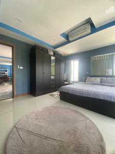 una grande camera con un letto e un tappeto di Khanom Beach Residence 1-bedroom Mountain & Sea View a Khanom