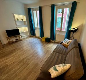Televízia a/alebo spoločenská miestnosť v ubytovaní Romantique - NeaSpace Vieux Nice