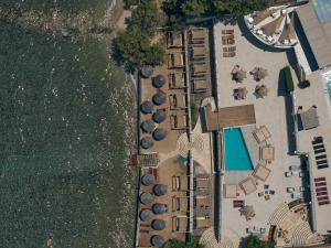基普塞利的住宿－Tsamis Zante Suites，享有游泳池和度假村的空中景致
