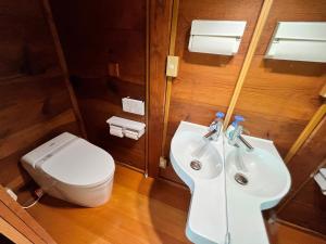 飯田市にあるゲストハウス 下瀬 アゲマツのバスルーム(洗面台、トイレ付)