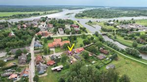 a small town with a river and a yellow arrow at Rusnės Pakalnės apartamentai in Rusnė