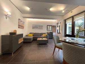 Predel za sedenje v nastanitvi Kotor Center W