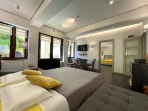 een slaapkamer met een groot bed en een woonkamer bij Kotor Center W in Kotor