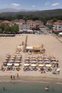 una vista aerea su una spiaggia con sedie e ombrelloni di Agyra Seaview Hotel by Panel Hospitality a Neoi Poroi