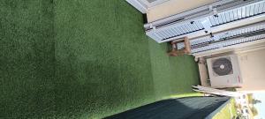 ein Gebäude mit grüner Wand und Klimaanlage in der Unterkunft Appartement agréable pour 6 in Biguglia