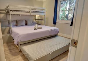 - une chambre avec 2 lits superposés et une fenêtre dans l'établissement Blue Ridge Hideaway at Lake Toxaway with Hot Tub, à Lake Toxaway