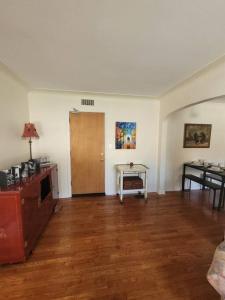 un soggiorno con pavimento in legno e una porta di Moon Lakeview Apt at Crescent Lk a St Petersburg Altre 17 foto