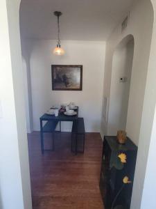corridoio con tavolo in una stanza di Moon Lakeview Apt at Crescent Lk a St Petersburg
