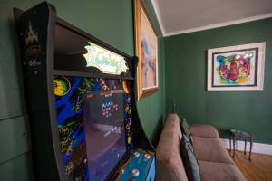 una camera con console per videogiochi e divano di Albert's Rest a Ramsgate