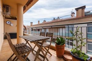 Un patio con una mesa y sillas en un balcón. en Malgrat, en Malgrat de Mar