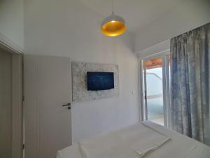 TV a/nebo společenská místnost v ubytování Murati Suites Sarandë
