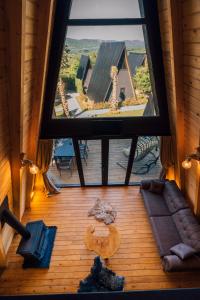 einen Blick über ein Wohnzimmer mit einem großen Fenster in der Unterkunft Babil Bungalow Boutique Hotel in Kartepe