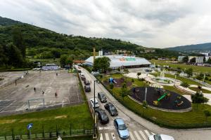 uma cidade com carros estacionados num parque de estacionamento em Urban Escape em Vogošća