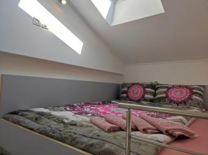 Posteľ alebo postele v izbe v ubytovaní Lavanda apartment