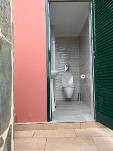 マラティにあるVilla Smaroのバスルーム(トイレ、洗面台付)