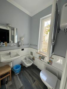 La salle de bains est pourvue d'un lavabo, de toilettes et d'une fenêtre. dans l'établissement B&B Ponza Suite, à Ponza
